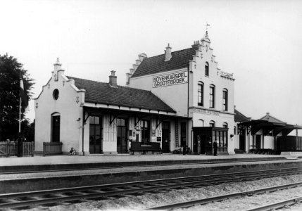 HUA-154599-Gezicht op de perronzijde van het station Bovenkarspel-Grootebroek te Bovenkarspel