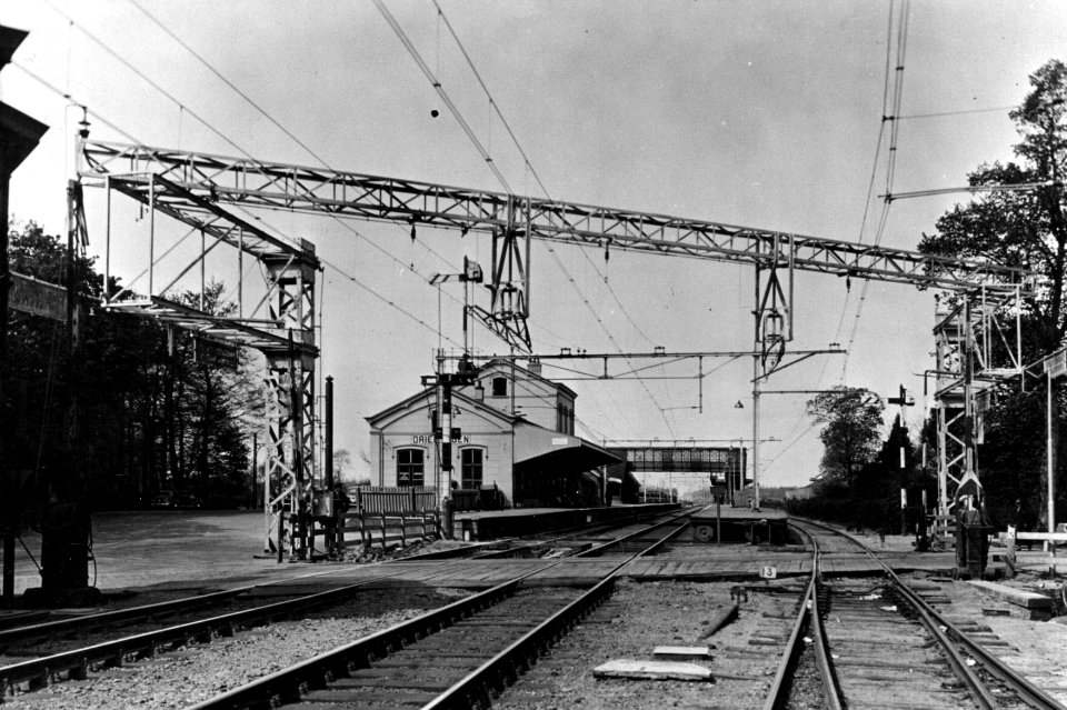 HUA-154611-Gezicht op het NS station Driebergen te Driebergen Rijsenburg met op de voorgrond de constructie voor de kruising van de bovenleidingen van de trein e