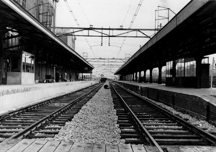HUA-154609-Gezicht op de sporen tussen de perrons van het N.S.-station Dordrecht te Dordrecht
