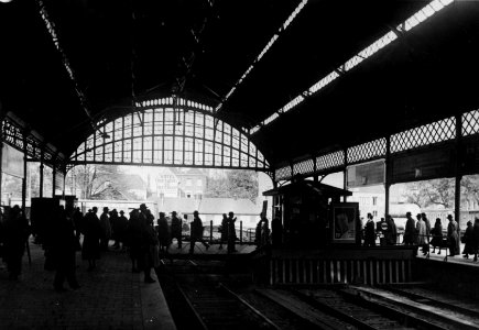 HUA-154625-Gezicht op de perrons en de perronkap van het NS station Den Haag SS te Den Haag