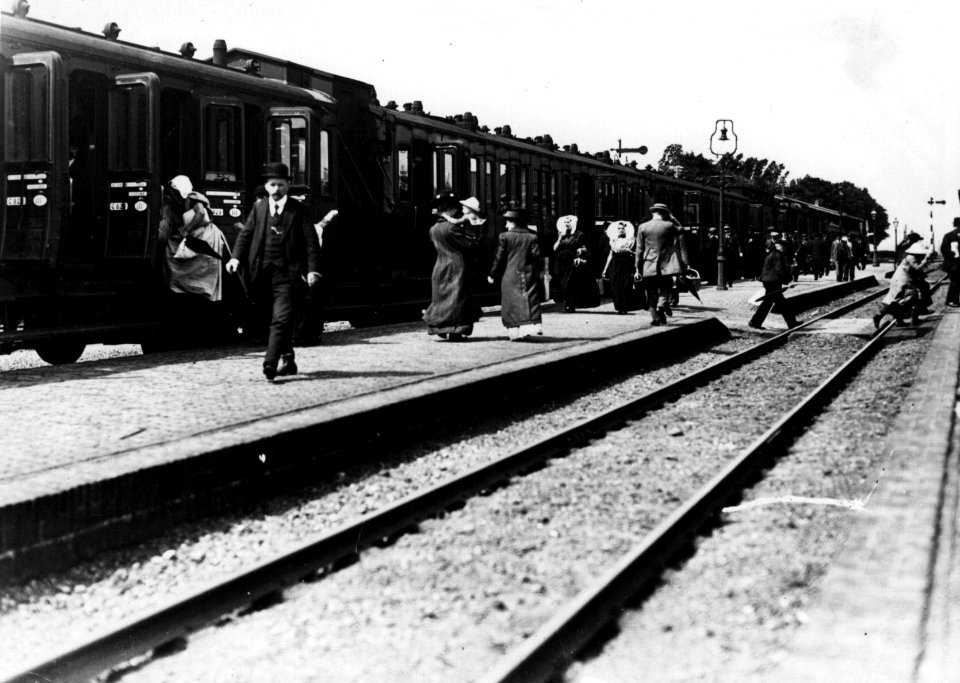 HUA-154616-Gezicht op het perron van het station Goes te Goes met reizigers en een trein bestaande uit houten rijtuigen