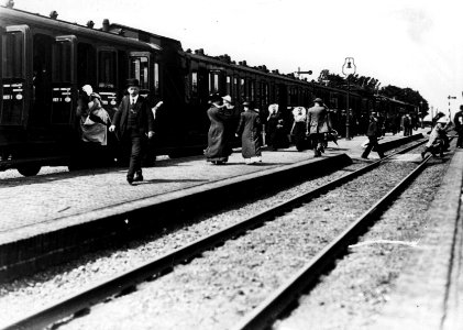 HUA-154616-Gezicht op het perron van het station Goes te Goes met reizigers en een trein bestaande uit houten rijtuigen