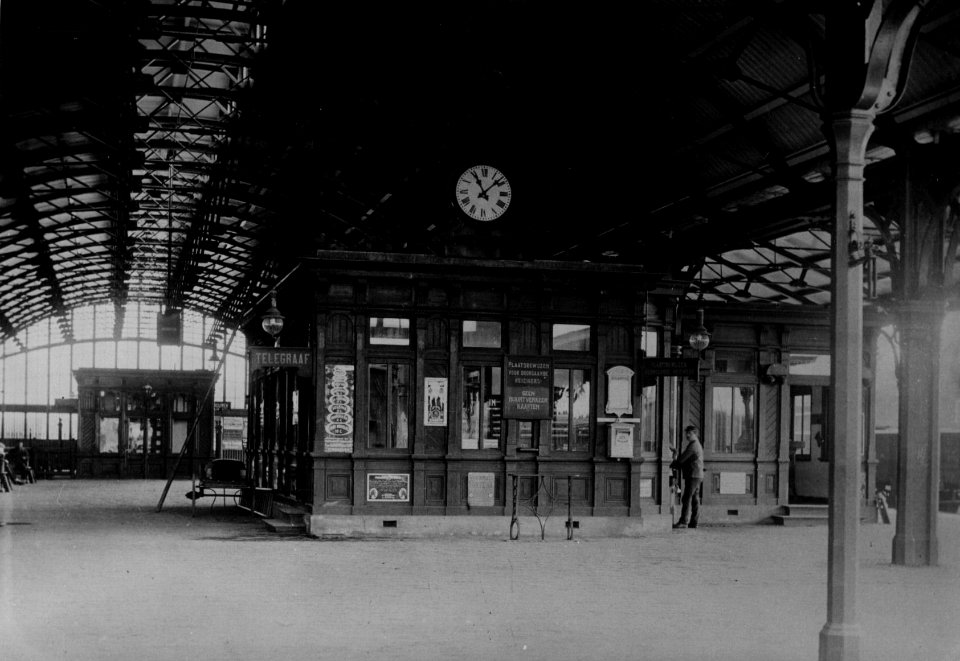 HUA-154634-Gezicht op het perron en de perronkap van het station Leeuwarden van de Staatsspoorwegen te Leeuwarden