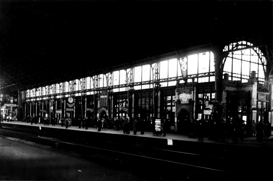 HUA-154627-Gezicht op het perron en de perronkap van het N.S.-station Haarlem te Haarlem
