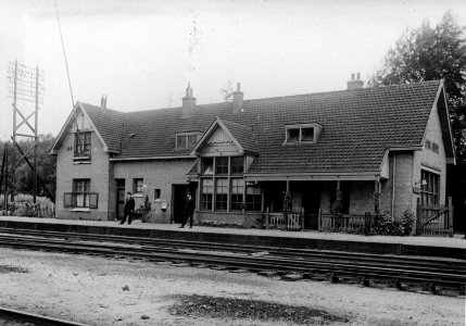 HUA-154643-Gezicht op de perronzijde van het station Maarn van de Staatsspoorwegen te Maarn