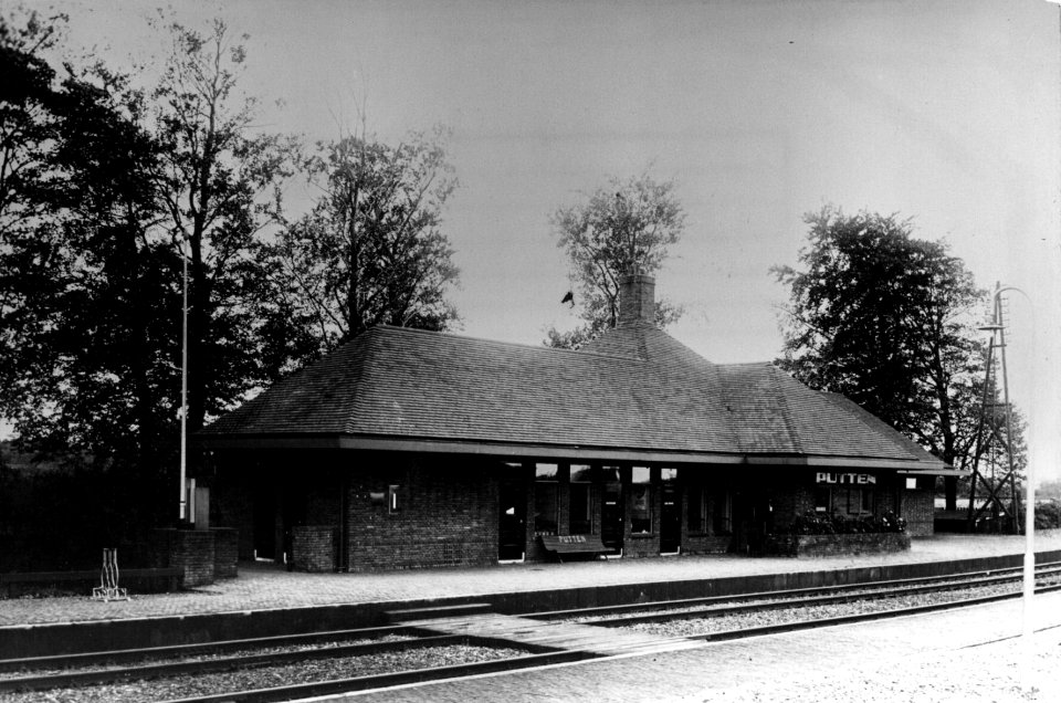 HUA-154653-Gezicht op de perronzijde van het NS station Putten te Putten