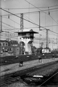 HUA-154738-Gezicht op het nieuwe seinhuis bij het N.S.-station Utrecht C.S. te Utrecht. N.B. Het seinhuis is nooit als zodanig in gebruik gesteld