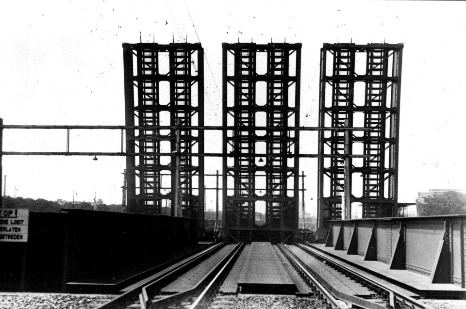 HUA-154925-Gezicht op de spoorwegrolbasculebruggen over de Oosterdoksluis te Amsterdam