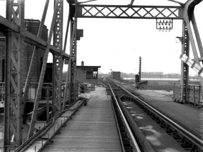 HUA-154960-Gezicht op de spoorbaan vanaf de spoorbrug over de IJssel te Deventer
