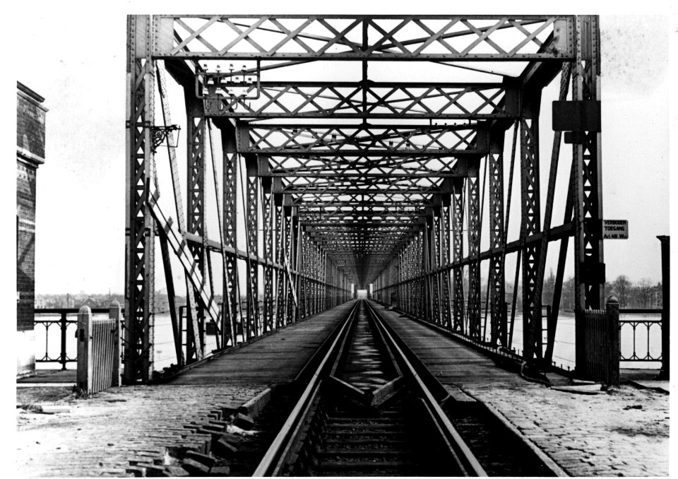 HUA-154962-Gezicht op de spoorbrug over de IJssel te Deventer
