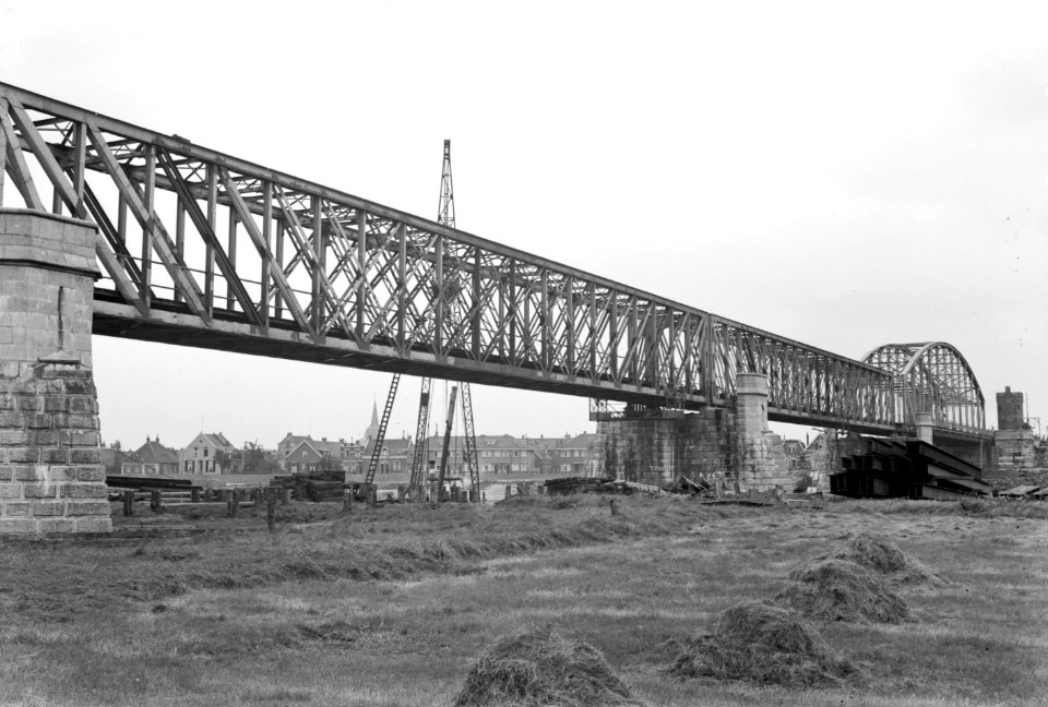 HUA-154966-Gezicht op de spoorbrug over de IJssel te Deventer