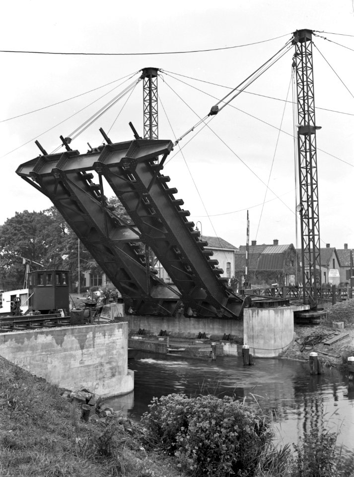 HUA-154976-Gezicht op de herstelde spoorwegophaalbrug over het Apeldoorns Kanaal te Dieren