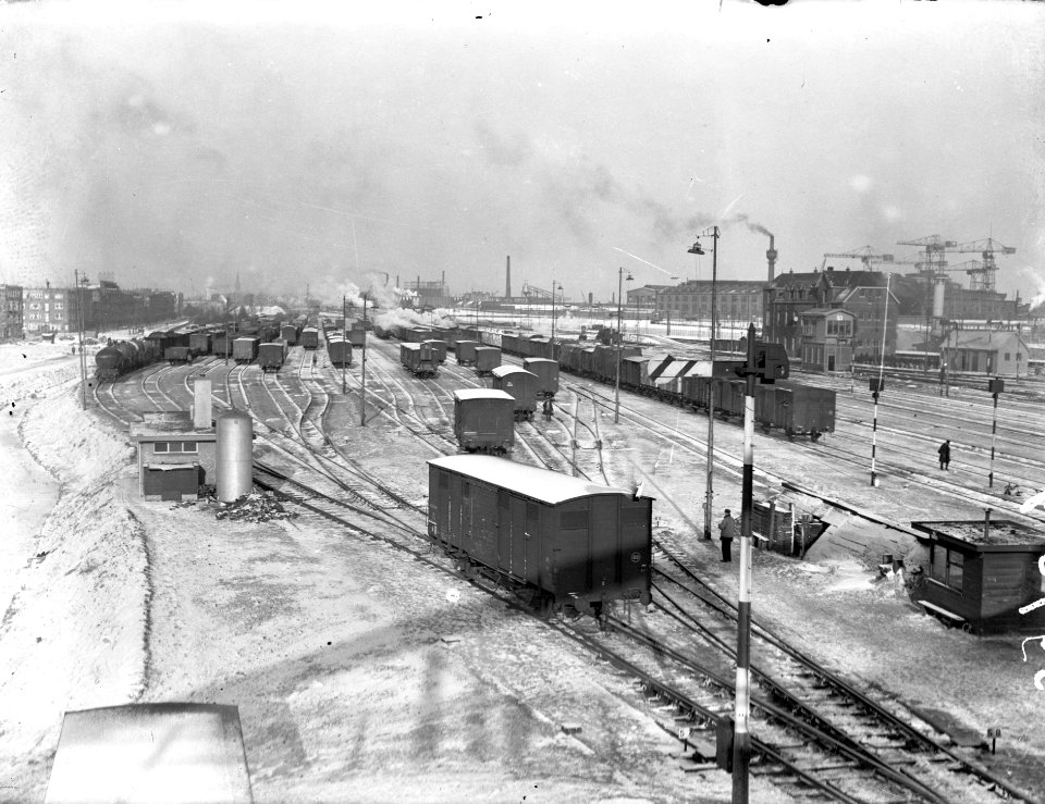 HUA-155134-Gezicht op het emplacement te Rotterdam IJsselmonde te Rotterdam, in de sneeuw