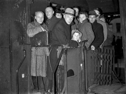HUA-155193-Afbeelding van treinreizigers op het balkon van een rijtuig, kort na de oorlog
