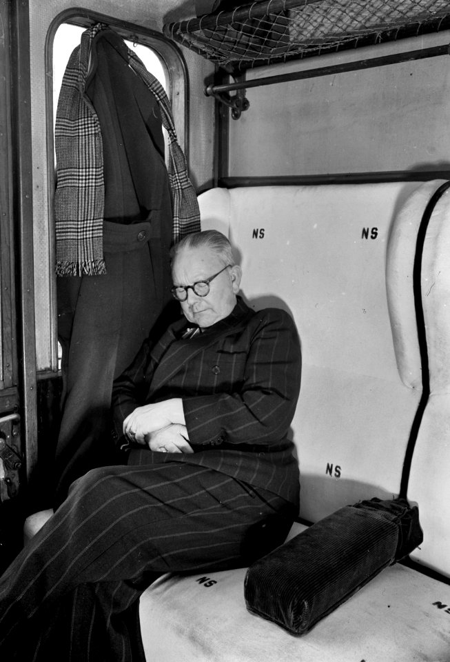 HUA-155191-Afbeelding van een slapende reiziger in de trein