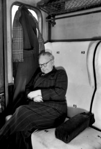 HUA-155191-Afbeelding van een slapende reiziger in de trein