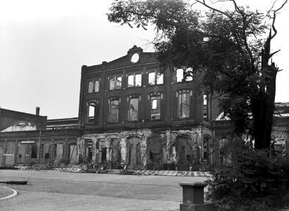 HUA-155196-Gezicht op het tijdens de oorlog vernielde N.S.-station Arnhem te Arnhem