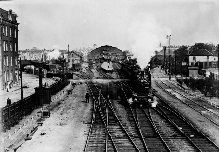 HUA-155213-Gezicht op het emplacement van het station Amsterdam Weesperpoort van de Staatsspoorwegen te Amsterdam met de stoomlocomotief nr 746 serie 685 778 785