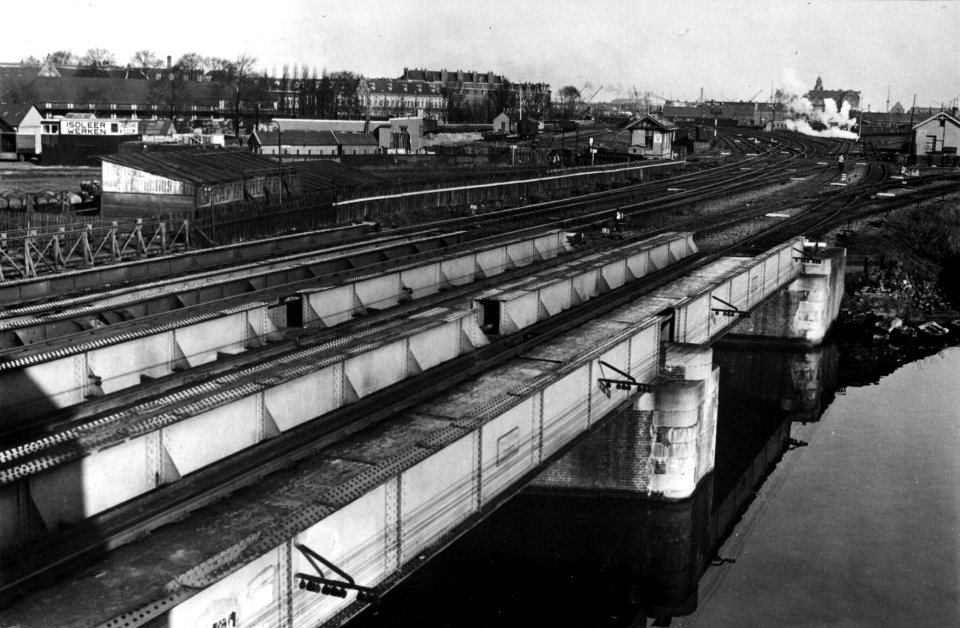 HUA-155222-Gezicht op de spoorbrug over het Lozingskanaal te Amsterdam vanuit het zuiden met rechtsboven de sporen naar het goederenstation Amsterdam RietlandenN