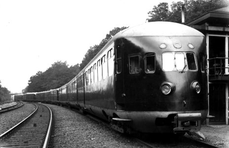 HUA-151165-Afbeelding van 4 diesel-electrische treinstellen DE 3 (serie 11-50) van de N.S. ter hoogte van het seinhuis te Baarn
