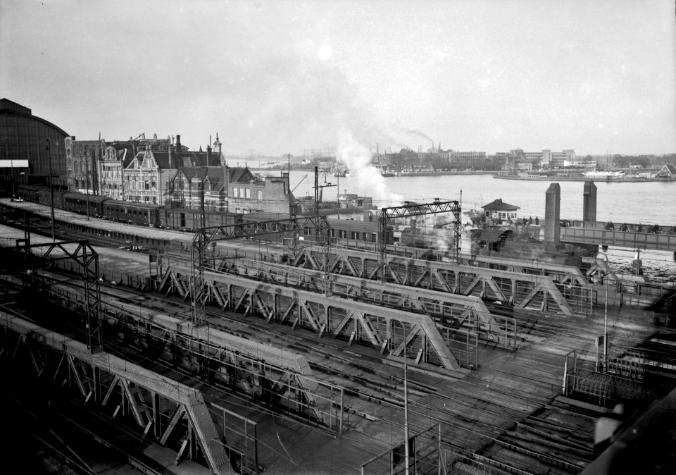 HUA-155219-Gezicht op de spoorbruggen over de Oostertoegang aan de oostzijde van het N.S.-station Amsterdam C.S. te Amsterdam