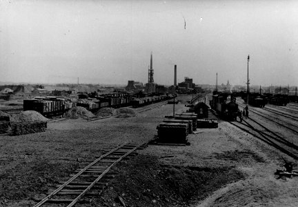 HUA-155237-Gezicht op het emplacement te Heerlen tijdens uitbreidingswerkzaamheden. Op de achtergrond de Oranje Nassau-mijn