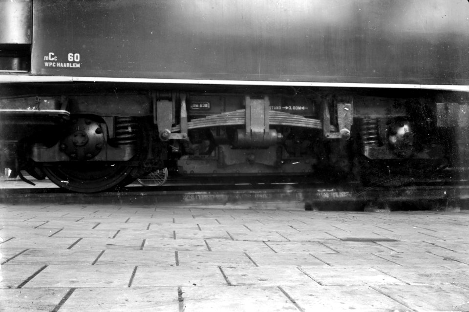 HUA-151178-Afbeelding van een draaistel van het mCc-rijtuig van het diesel-electrische treinstel nr. 60 (DE 5, serie 51-68) van de N.S. in de dieselloods te Utrecht
