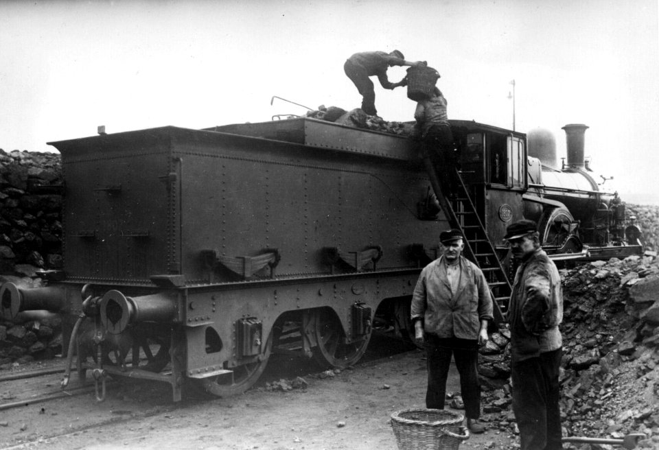 HUA-155255-Afbeelding van de stoomlocomotief nr. 1807 (serie 1700-1800) van de N.S. tijdens het kolenladen