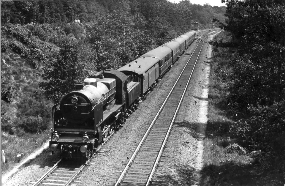 HUA-151294-Afbeelding van de stoomlocomotief nr. 3916 (serie 3900) van de N.S. met internationale rijtuigen als D-trein te Baarn