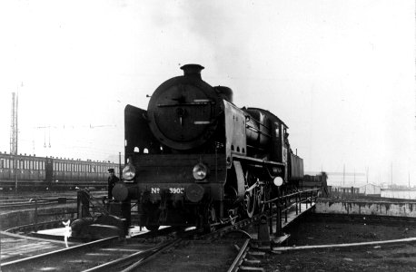 HUA-155259-Afbeelding van de stoomlocomotief nr 3903 serie 3900 van de NS op de draaischijf bij het NS station Amsterdam CS te Amsterdam