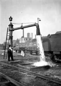 HUA-155267-Afbeelding van de waterkolom aan de zuidzijde van het NS station Utrecht CS te Utrecht