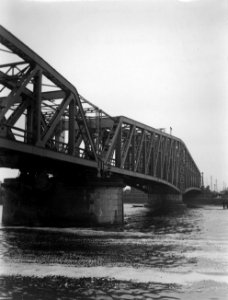 HUA-155381-Gezicht op de draaibrug over het Noordzeekanaal te Velsen