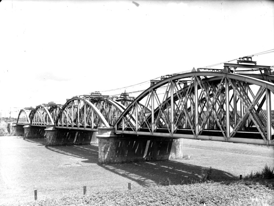 HUA-157230-Gezicht op de spoorbrug over de Linge te Geldermalsen