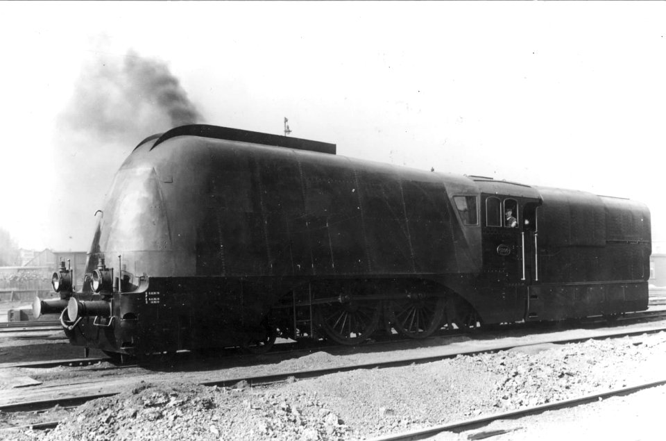 HUA-151367-Afbeelding van de stoomlocomotief nr. 3804 (serie 3700-3800) van de N.S. met stroomlijnbekleding