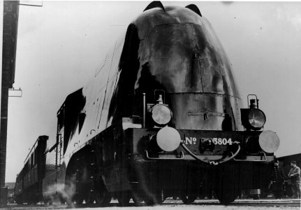 HUA-151413-Afbeelding van de stoomlocomotief nr. 3804 (serie 3700-3800) van de N.S. (met stroomlijnbekleding) tijdens de presentatie te Tilburg