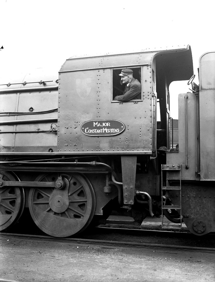 HUA-151452-Afbeelding van machinist in het machinistenhuis van de stoomlocomotief nr. 5009 (serie 5000-5100, Austerities, ex War Department nr. 73669) met de naam Major Constant Mertens te Utrecht