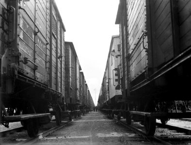 HUA-159851-Afbeelding van gesloten goederenwagens op een emplacement van de N.S