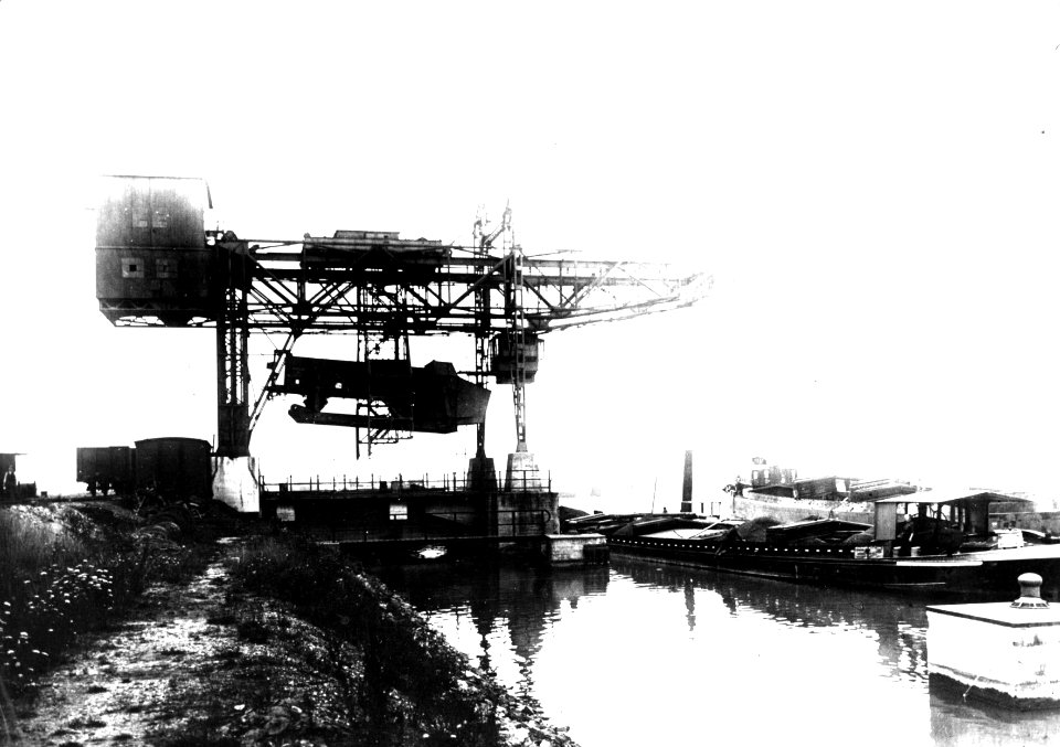 HUA-159833-Gezicht op de kolentip overslag van steenkolen van trein op schip aan het Julianakanaal te Born
