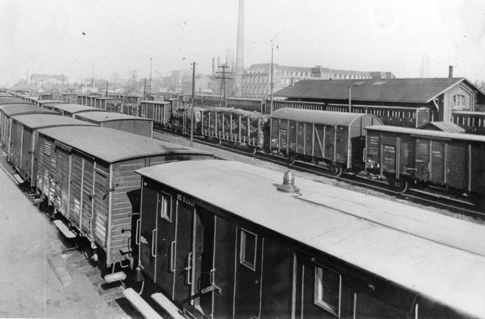 HUA-159849-Gezicht op een aantal goederenwagens op het goederenemplacement van het station Utrecht CS te Utrecht