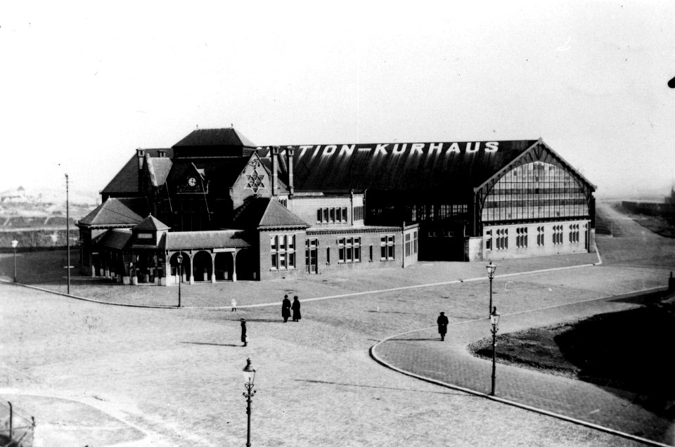 HUA-160460-Gezicht op het Z.H.E.S.M.-station Scheveningen Kurhaus te Scheveningen