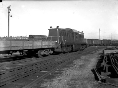 HUA-151536-Afbeelding van de Amerikaanse diesel-electrische locomotief nr. 604 (serie 600) van de N.S. op het emplacement te Zwolle tijdens rangeerwerkzaamheden met behulp van een rangeerder
