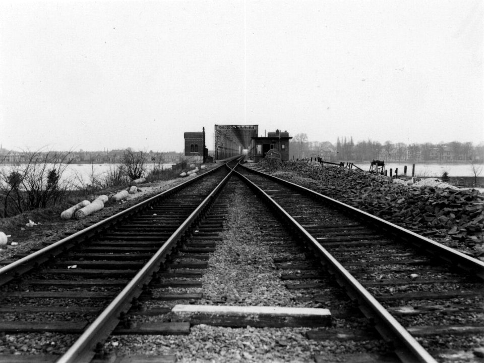 HUA-160468-Gezicht op de spoorbrug over de IJssel te Deventer
