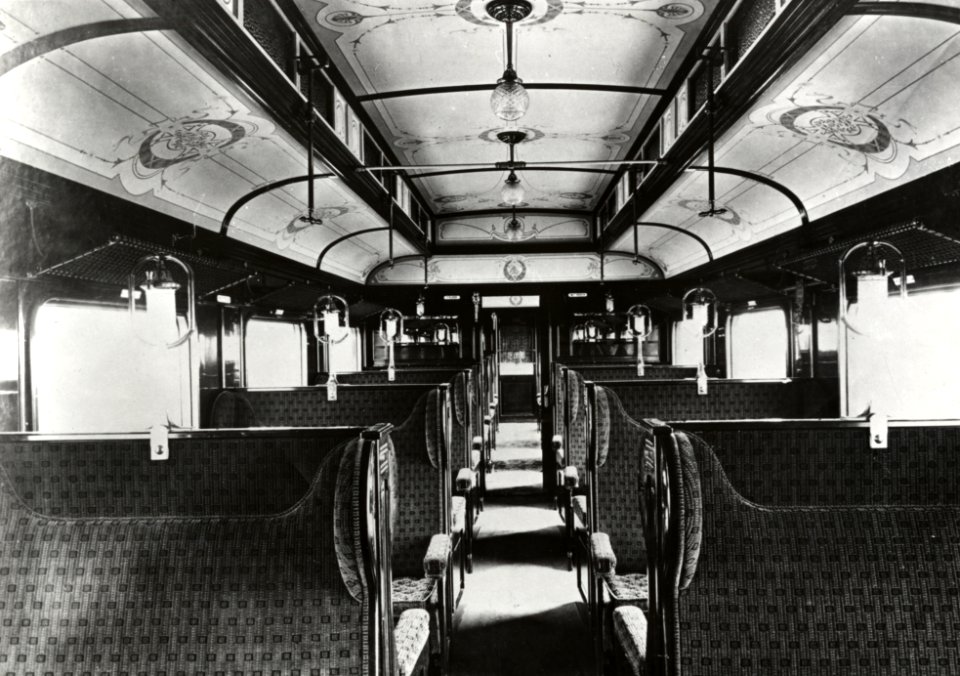 HUA-151637-Interieur van een motorrijtuig uit de serie mB 51-60 van de Z.H.E.S.M.- compartiment 2e klasse. N.B. De serie mB 51-60 van de Z.H.E.S.M. is in 1933 vernummerd de serie mB 9925-9933 - mBD 9951 van de N.S