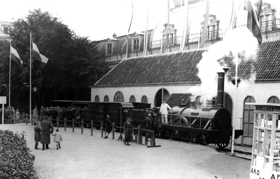 HUA-160483-Afbeelding van de replica van de stoomlocomotief De Arend van de N.S. op het tentoonstellingsterrein van de expositie '100 jaar N.S. te Amsterdam