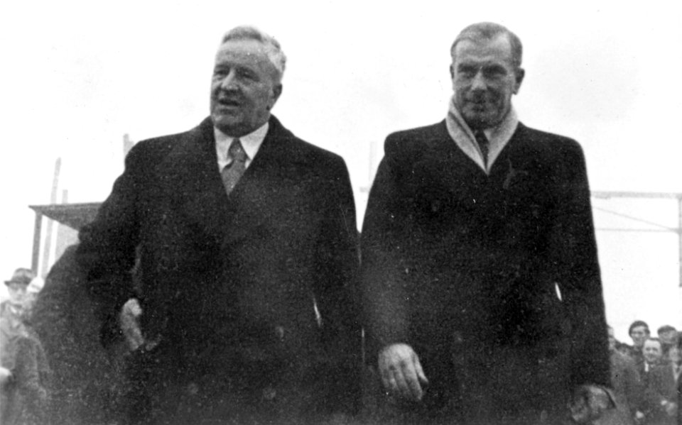 HUA-160512-Portret van ir. W. Hupkes (links, scheidend president-directeur van de N.S.) en dr. ir. F. Q. den Hollander (nieuw president-directeur) te Zaltbommel, tijdens de heropening van de spoorbrug over de Wa
