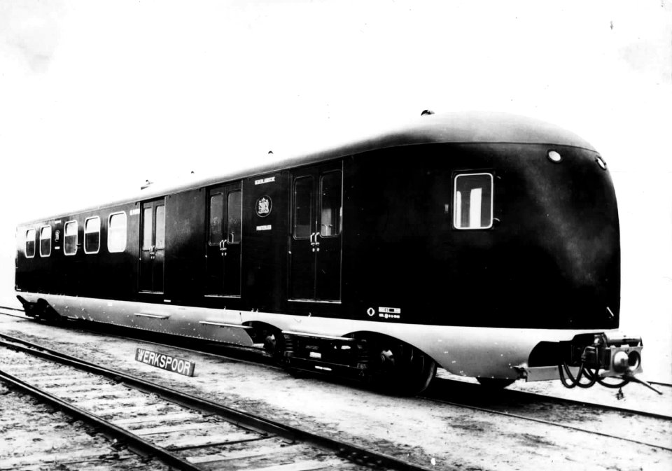 HUA-152045-Afbeelding van een stroomlijnpostrijtuig Pec van de Nederlandse Posterijen op het terrein van Werkspoor te Zuilen