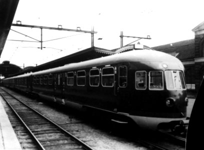 HUA-160557-Afbeelding van het diesel-electrische treinstel nr. 51 (DE 5, serie 51-68) van de N.S. te Utrecht