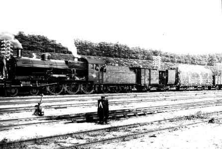 HUA-160563-Afbeelding van de stoomlocomotief nr. 3802 (serie 3700-3800) van de N.S. met een goederentrein te Maarn