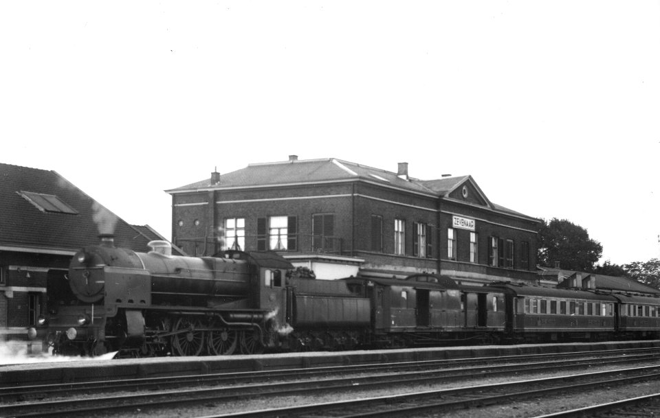 HUA-160576-Afbeelding van een stoomlocomotief uit de serie 3900 van de N.S. met internationale rijtuigen als D-trein Rheingold op het N.S.-station Zevenaar te Zevenaar