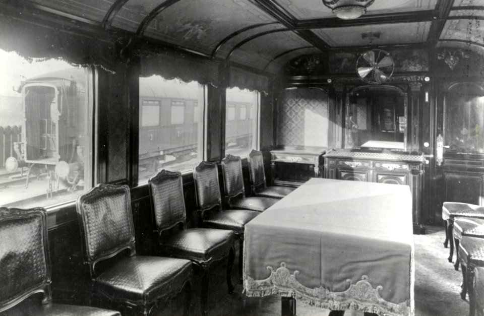 HUA-152279-Interieur van het salonrijtuig NS 3 van de koninklijke trein van de N.S.- eetzaal